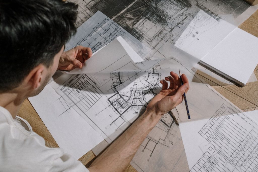 Tecnico dello studio al lavoro sulle planimetrie