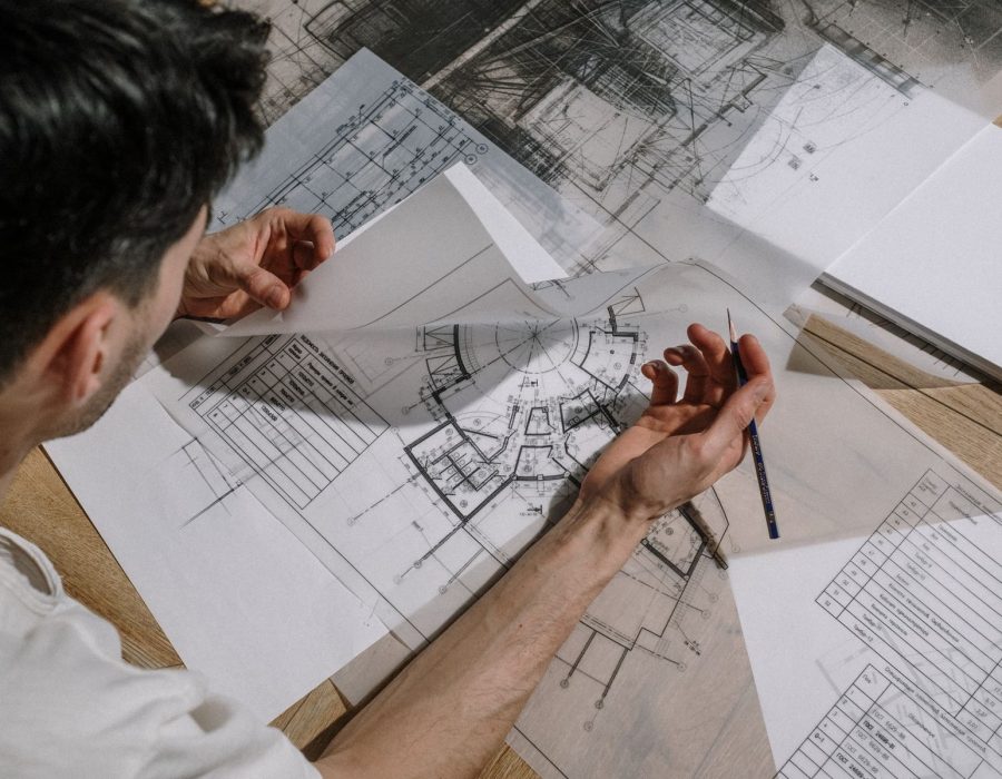 Tecnico dello studio al lavoro sulle planimetrie